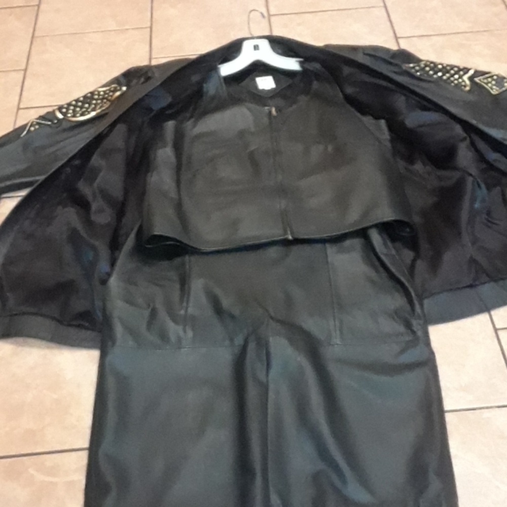 Black ladies 100% leather jacket,vest, skirt. - Picture 2 of 8